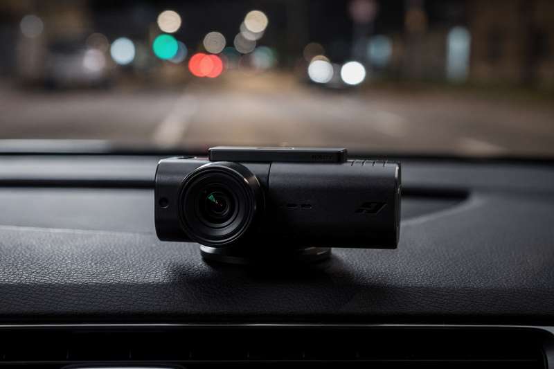 Autofahrer nachts auf dunkler Straße mit aktivierter Dashcam, die klare Aufnahmen der Fahrbahn ermöglicht.
