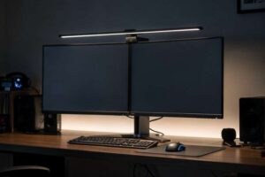 Schreibtischleuchte mit warmweißem Licht beleuchtet einen Monitor in dunkler Umgebung ohne Reflexionen.