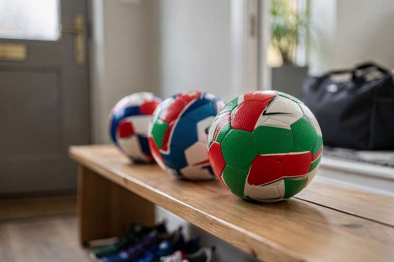 Spieler beim Werfen eines Handballs während eines Trainings auf der Hallensportanlage.