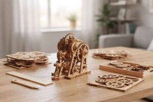Hände eines Kindes beim Zusammensetzen eines Holzpuzzles mit naturfarbenen Teilen auf einer Holzoberfläche.