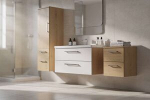 Modernes Badezimmer mit weißem Waschtisch, Spiegelschrank und ergonomisch angeordneten Aufbewahrungslösungen für den Alltag.