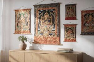 Tibetische Thangka-Malerei wird von Hand auf Stoff aufgezogen und an der Wand befestigt.