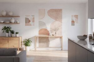 Frau bringt mit Rakelwerkzeug ein großflächiges Wandtattoo in modernem geometrischem Design an einer hellen Wohnzimmerwand an.