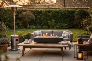 # Alt-Text für Outdoor-Heizstrahler und Feuerschalen Kaufberatung **Alt-Text:** Familie sitzt gemütlich um eine Feuerschale...