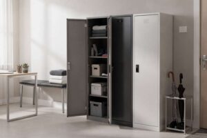 Frau ordnet Sportausrüstung übersichtlich in einem hellen Wandschrank ein.
