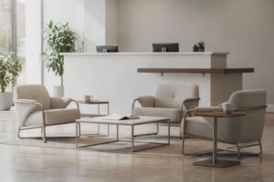 Empfangstheke aus Holz mit moderner Formgebung in hellem Büroambiente mit Besuchern.