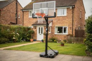 Zwei Hände greifen nach einem Basketball, der gegen eine Wandhalterung prallt.