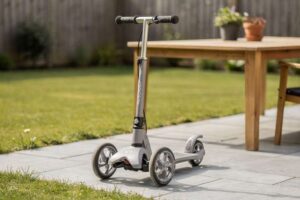 Kind fährt auf einem modernen Tretroller über eine glatte Asphaltfläche im Freien.
