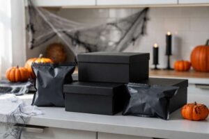 Realistische Kunstblut-Prothesen und abgetrennte Gliedmaßen arrangiert auf dunklem Untergrund für gruselige Halloween-Dekoration.