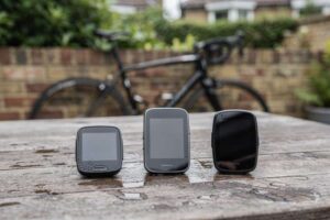 Radfahrer nutzt beim Fahren einen digitalen Kilometerzähler am Lenker zur Trainingsüberwachung.